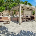 Leone Con Piscina Privata