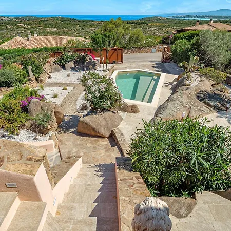 Leone Con Piscina Privata * Punta Molara