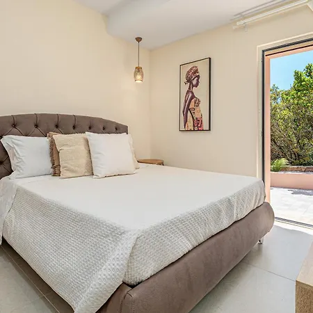 Leone Con Piscina Privata