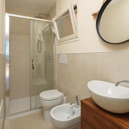 Leone Con Piscina Privata Punta Molara