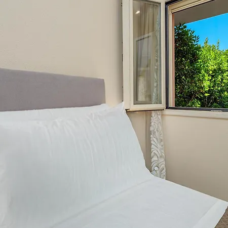 Leone Con Piscina Privata Punta Molara