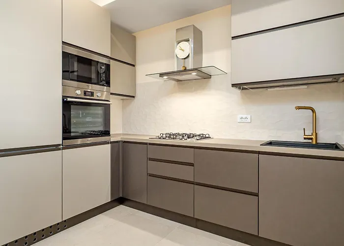 Leone Con Piscina Privata