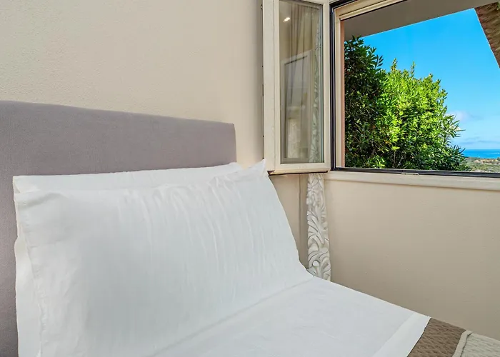 Leone Con Piscina Privata Punta Molara