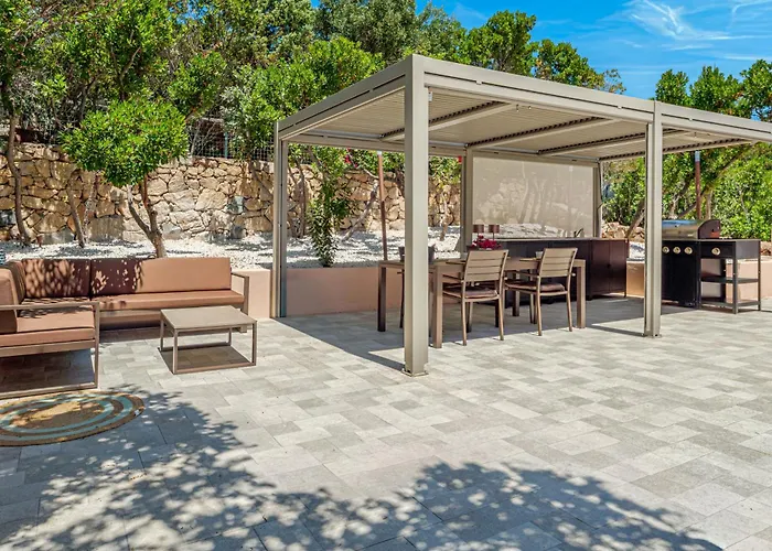 Leone Con Piscina Privata *